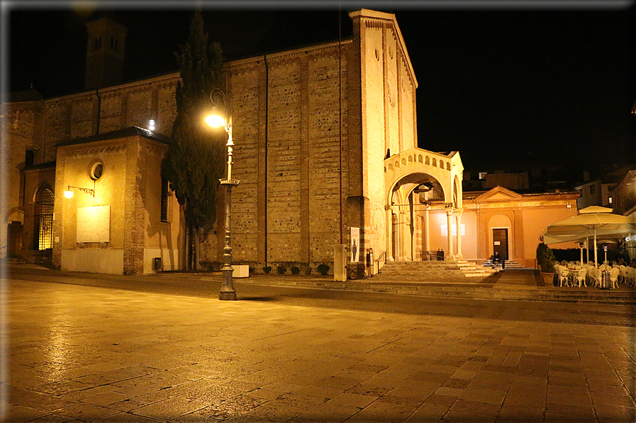 foto Bassano del Grappa di notte